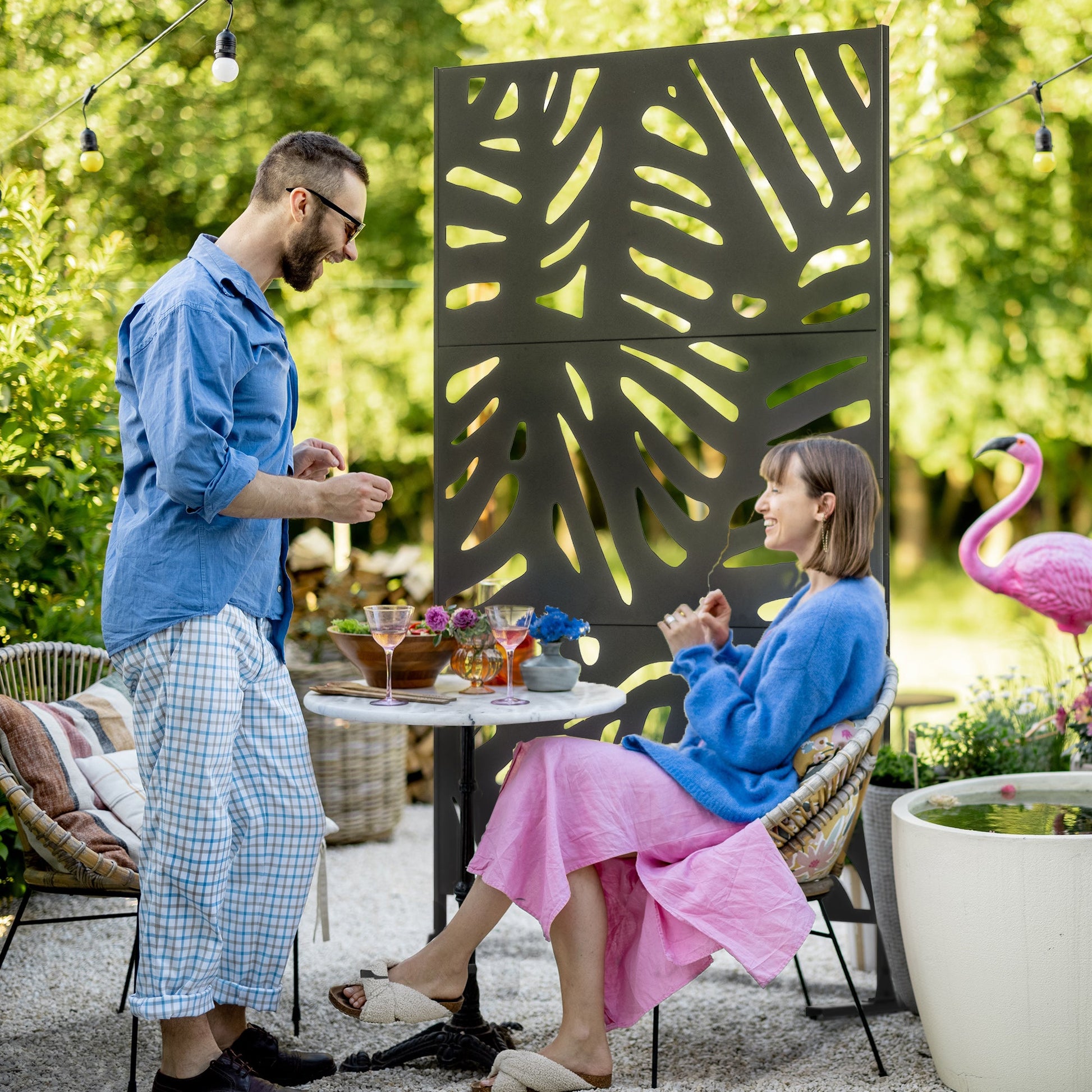 Outsunny Decorative Black Metal Garden Privacy Screen, Large Leaves Pattern - Clara Shade Sails - Outsunny - 